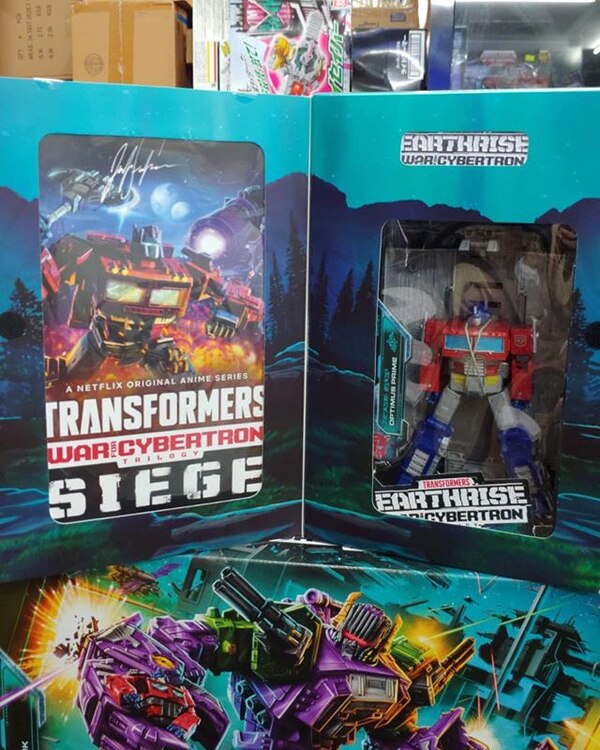 Transformers Earthrise Retailer Incentive Gift Box, Poster And Pin Sets  (3 of 6)